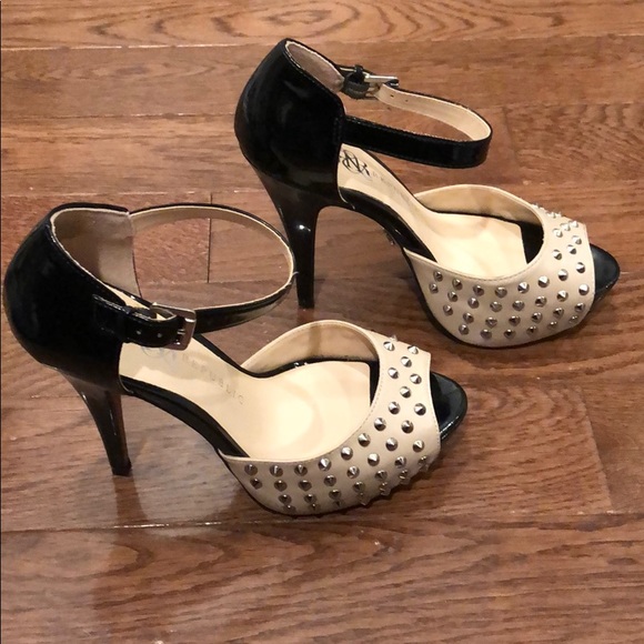 Rock & Republic Shoes - Rock & Republic tan & black heels